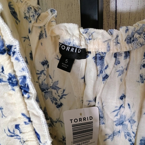 Torrid Off-white/Blue Floral Blouse Size 5X - Picture 2 of 2